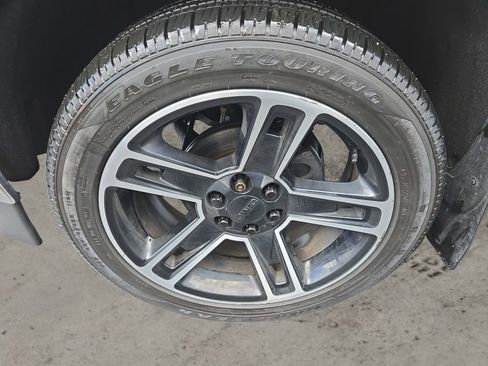 Used 2018 GMC Sierra 1500 SLE w/ Black Pack image 3