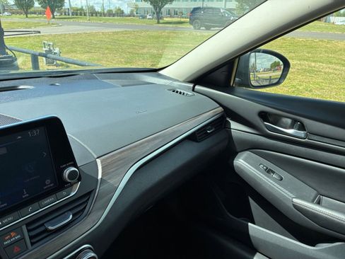 Used 2025 Nissan Altima 2.5 SV FWD image 35