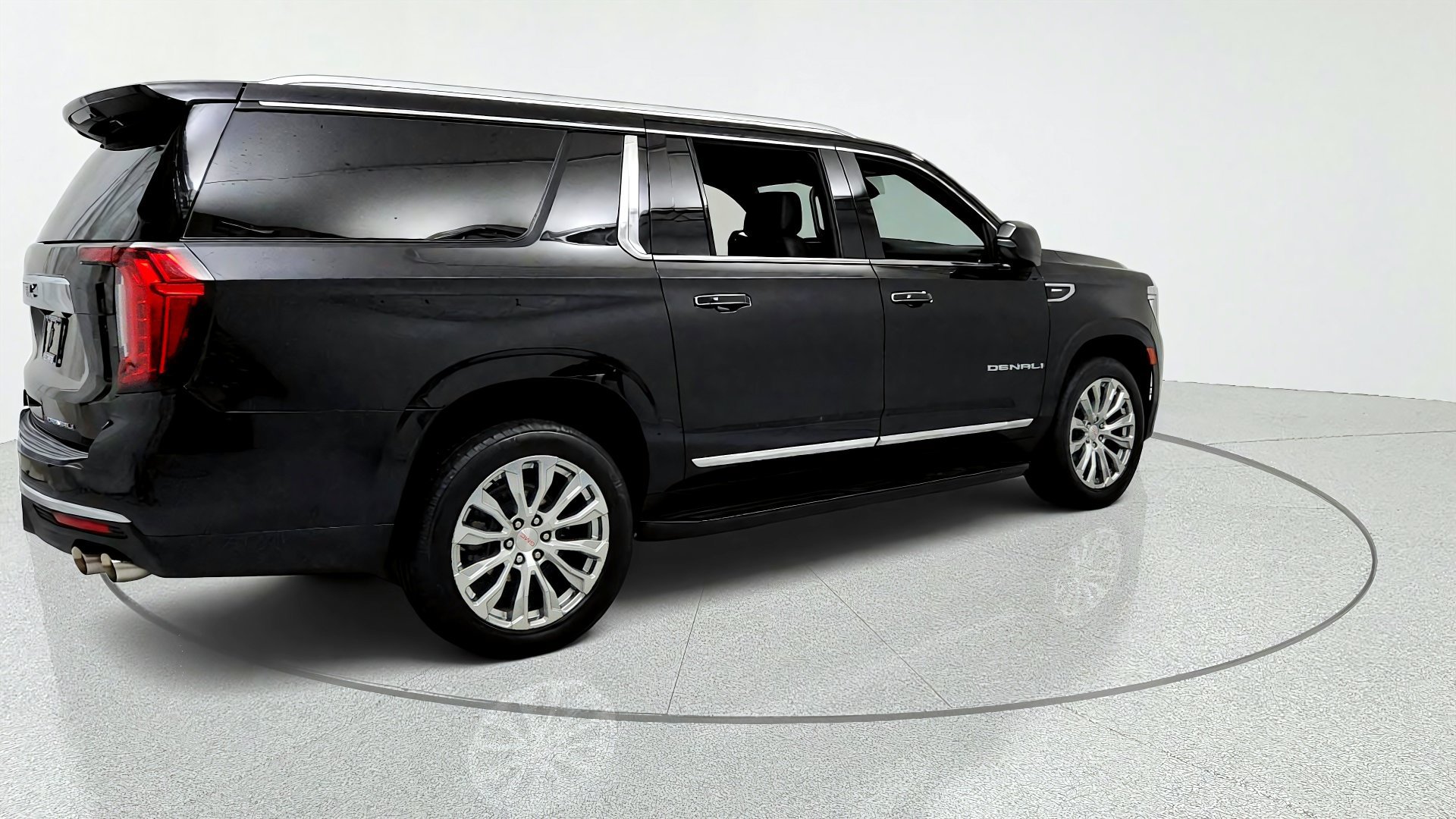 Used 2024 GMC Yukon XL Denali AWD/4WD image 5