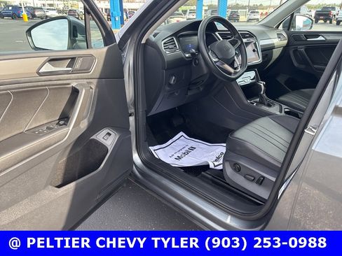 Used 2022 Volkswagen Tiguan SE w/ Panoramic Sunroof Package image 11