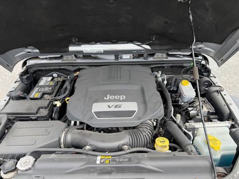 Used 2018 Jeep Wrangler Unlimited Rubicon w/ Connectivity Group AWD/4WD image 16