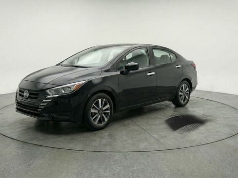 Used 2025 Nissan Versa SV image 3