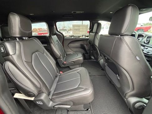 New 2026 Chrysler Pacifica Select image 8