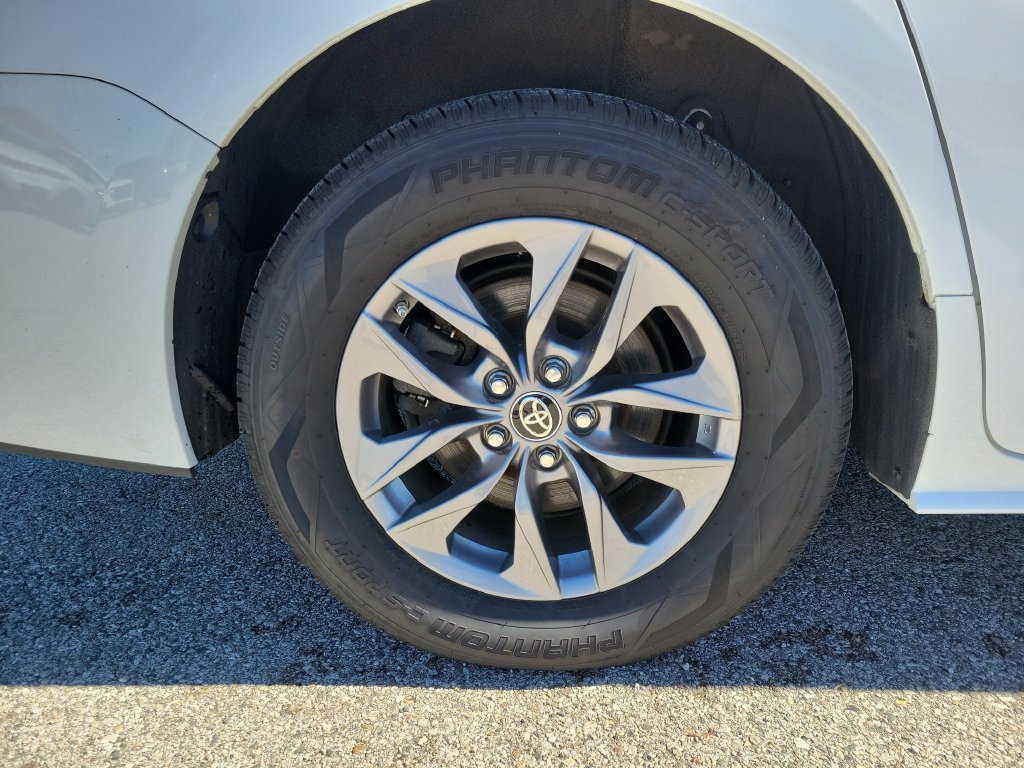 Used 2024 Toyota Sienna LE AWD/4WD image 5