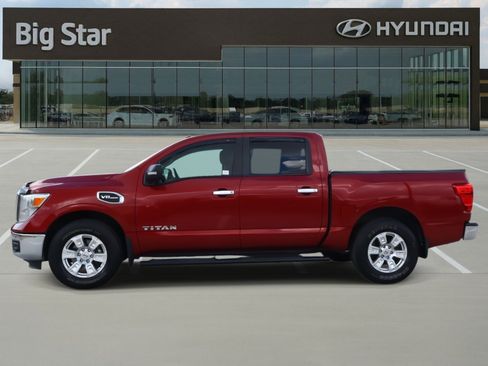 Used 2017 Nissan Titan SV image 2