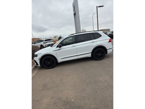 Used 2022 Volkswagen Tiguan SE R-Line image 14