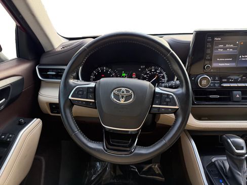 Used 2021 Toyota Highlander XLE image 12
