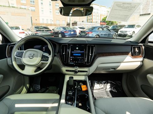 Used 2022 Volvo XC60 B5 Momentum AWD/4WD image 30