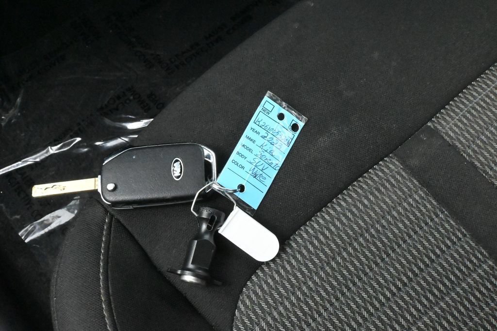 Used 2023 Kia Sorento LX FWD image 19