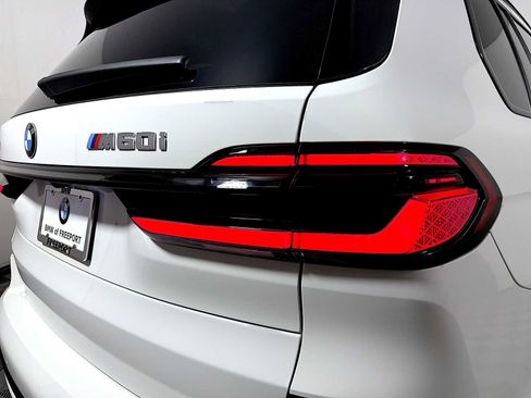 Used 2025 BMW X7 M60i w/ Climate Comfort Package image 28