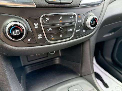Used 2023 Chevrolet Equinox LT AWD/4WD image 19
