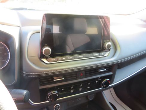 Used 2023 Nissan Rogue S image 16