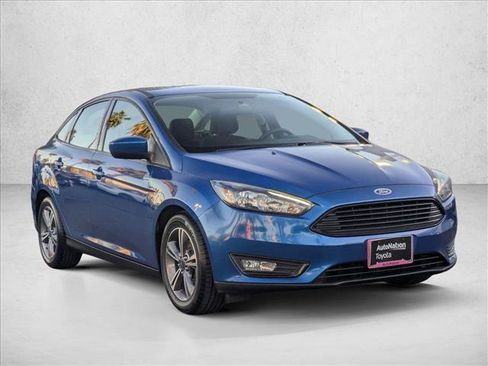 Used 2018 Ford Focus SE w/ SE Appearance Package image 3