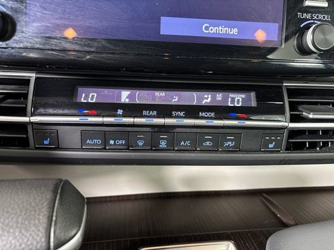 Used 2024 Toyota Sienna XLE FWD image 17