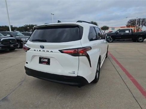 Used 2021 Toyota Sienna LE image 8