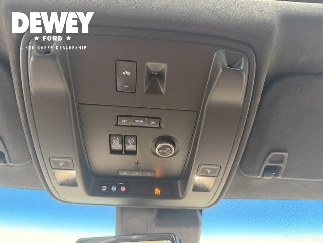 Used 2017 Cadillac Escalade Platinum AWD/4WD image 19
