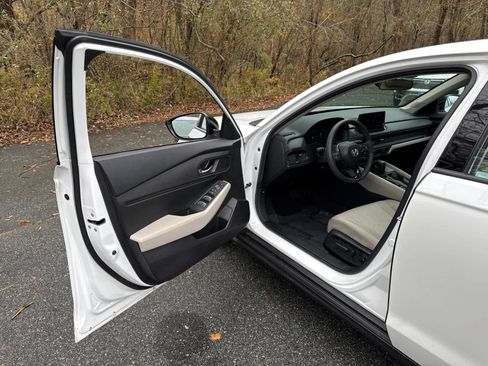 Used 2025 Honda Accord SE image 12