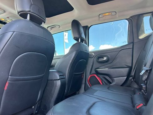 Used 2016 Jeep Renegade Trailhawk w/ Premium Trailhawk Package AWD/4WD image 31