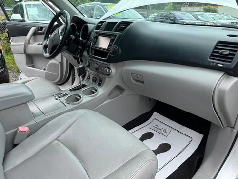 Used 2013 Toyota Highlander SE image 24