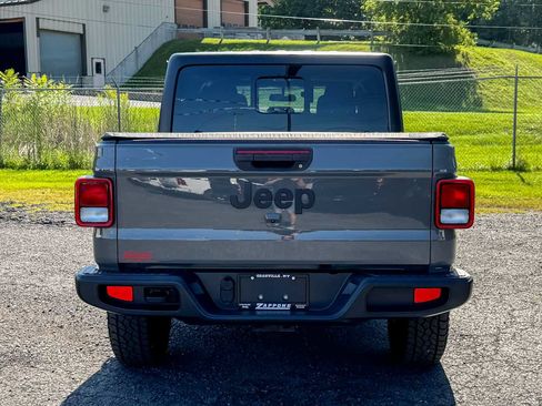 Used 2022 Jeep Gladiator Sport AWD/4WD image 4
