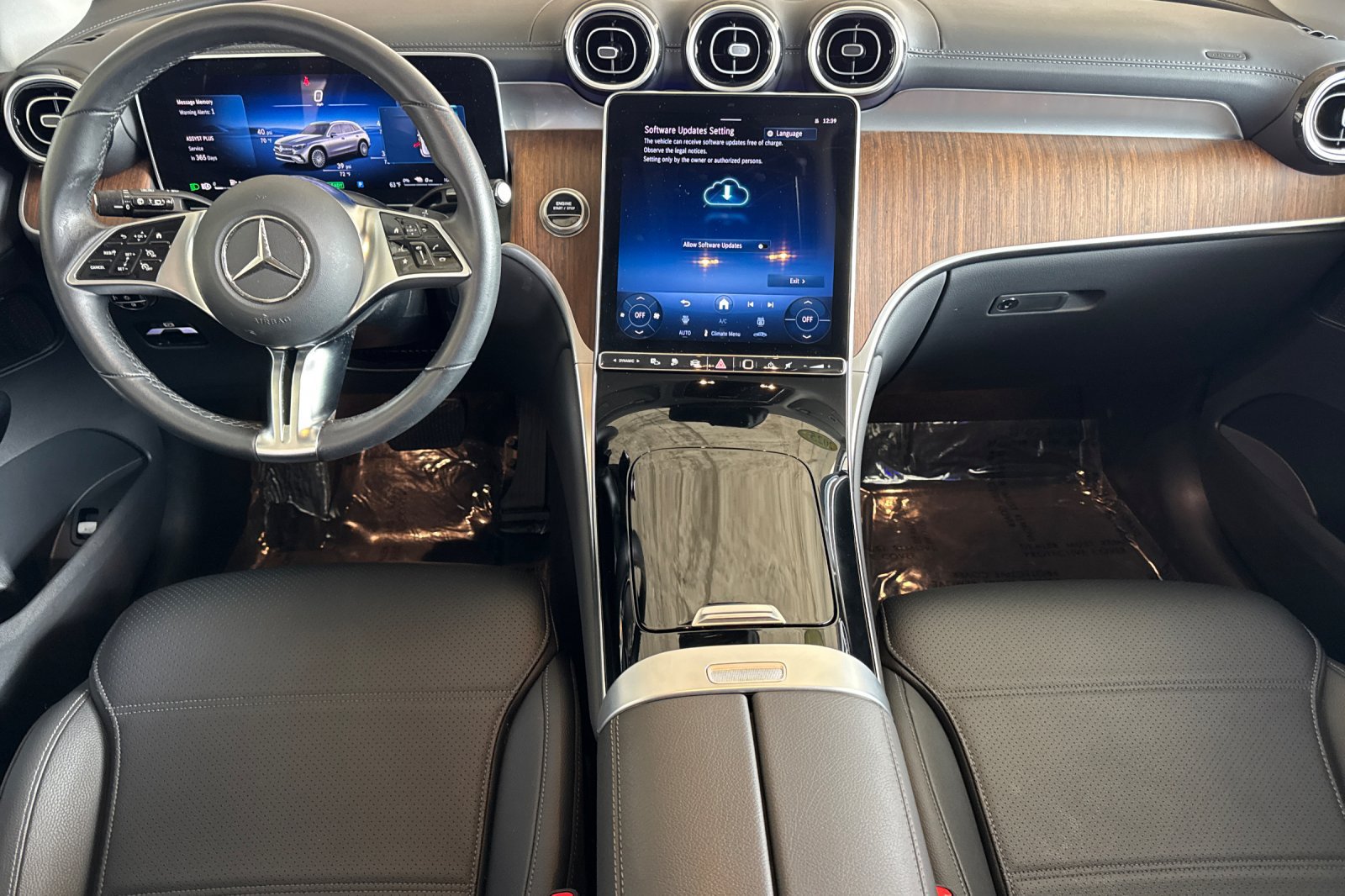 Used 2025 Mercedes-Benz GLC 350e 4MATIC image 16