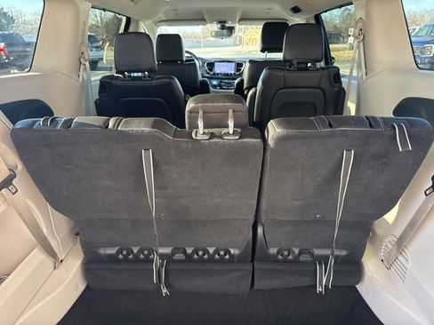 Used 2023 Chrysler Pacifica Touring-L FWD image 21