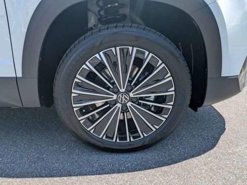 New 2026 Volkswagen Taos SE FWD image 11