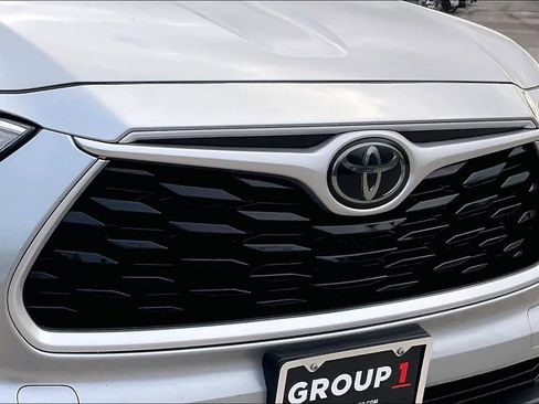 Used 2020 Toyota Highlander LE image 29