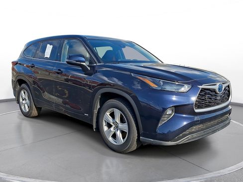 Used 2022 Toyota Highlander LE AWD/4WD image 1