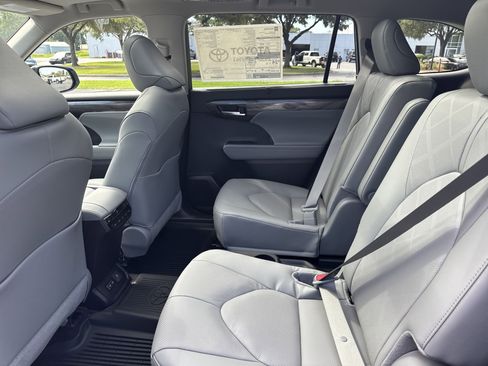 New 2025 Toyota Highlander AWD image 24