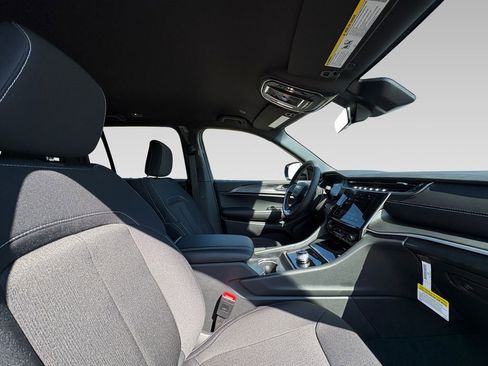 New 2025 Jeep Grand Cherokee Laredo image 10