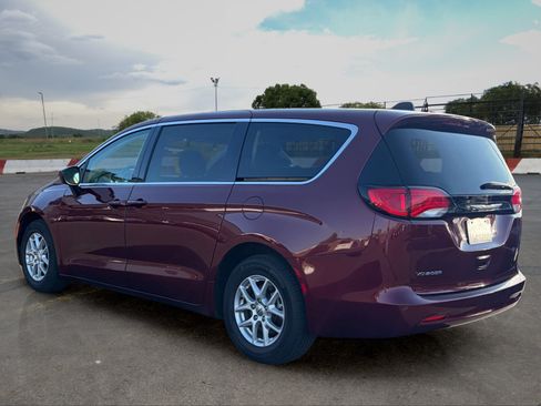 Used 2022 Chrysler Voyager LX FWD image 4