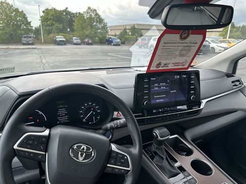 Used 2024 Toyota Sienna XLE image 11