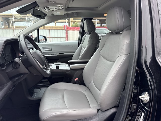 Used 2025 Toyota Sienna XLE FWD image 28