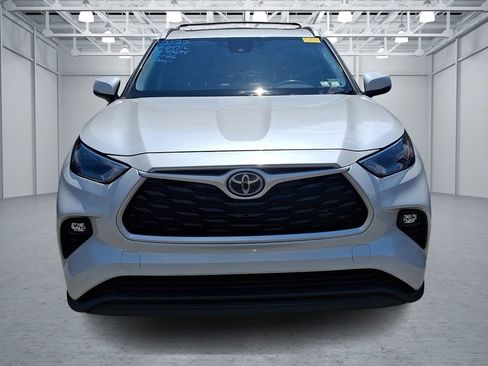 Used 2022 Toyota Highlander XLE AWD/4WD image 2