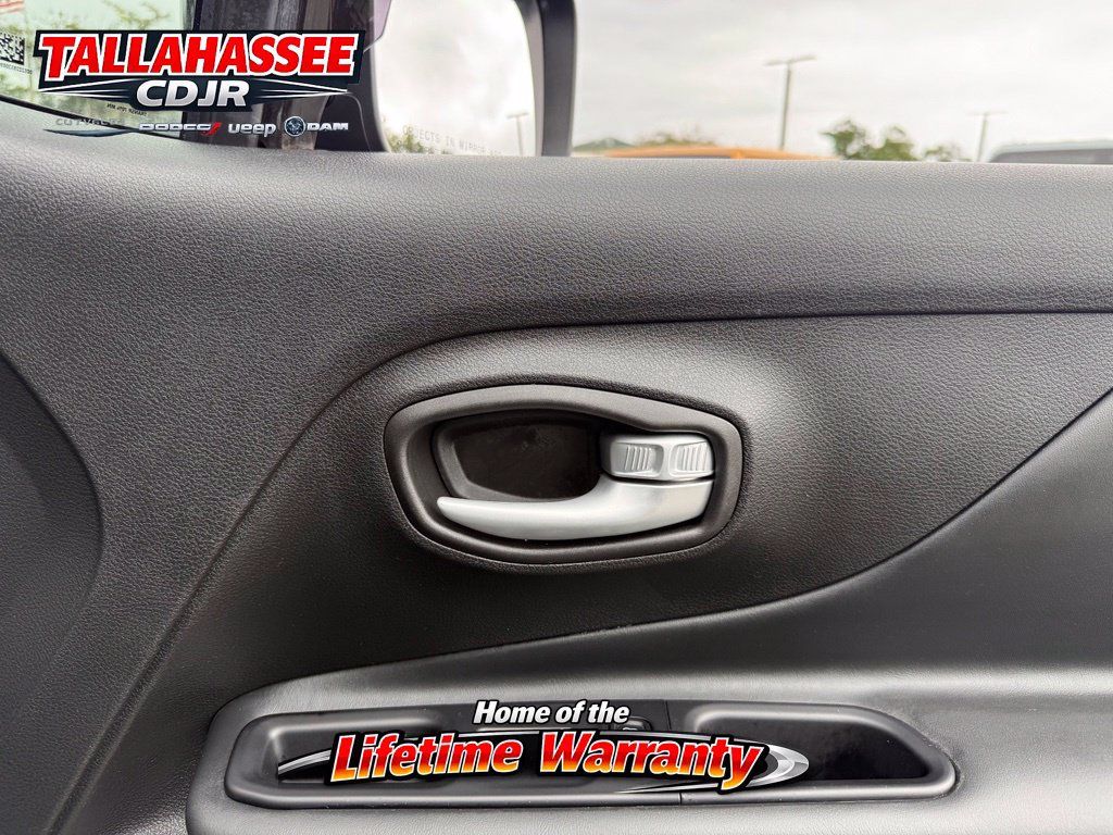 Used 2023 Jeep Renegade Latitude AWD/4WD image 36
