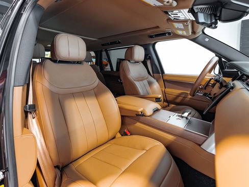 Used 2024 Land Rover Range Rover Long Wheelbase SE image 28