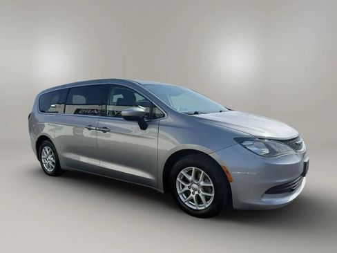 Used 2017 Chrysler Pacifica Touring FWD image 5