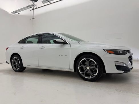 Used 2024 Chevrolet Malibu LT FWD image 2