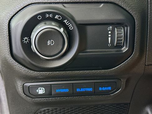 Used 2023 Jeep Wrangler Sahara w/ Cold Weather Group AWD/4WD image 17