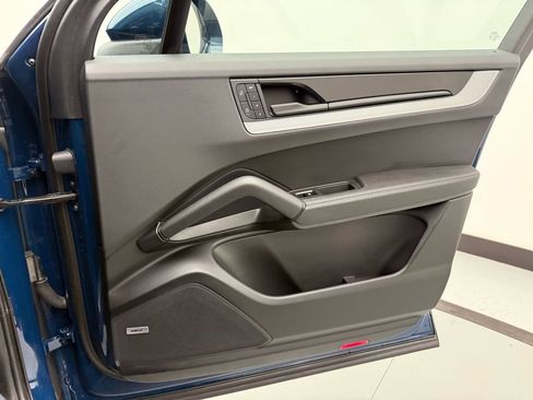 Certified 2025 Porsche Cayenne AWD/4WD image 40