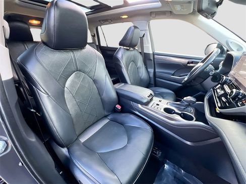 Used 2023 Toyota Highlander Platinum image 29