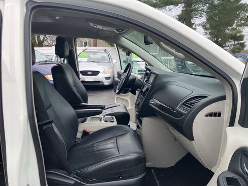 Used 2013 Chrysler Town & Country Touring image 25