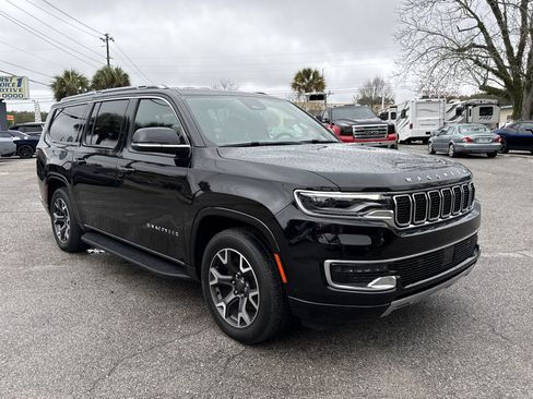 Used 2023 Jeep Wagoneer L Series III w/ Preferred Equipment Group image 7