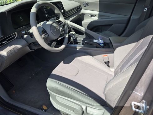 Used 2025 Hyundai Elantra SE FWD image 9
