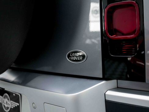 Used 2023 Land Rover Defender 130 SE image 27
