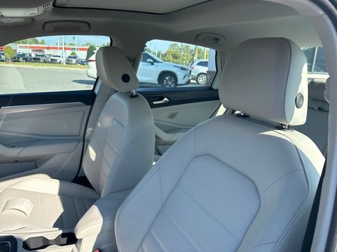 Used 2024 Volkswagen Jetta SE w/ Panoramic Sunroof Package FWD image 3