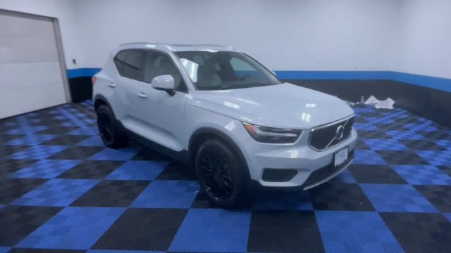 Used 2022 Volvo XC40 T5 Momentum AWD/4WD image 2