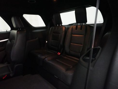 Used 2019 Ford Explorer XLT w/ Equipment Group 202A AWD/4WD image 17