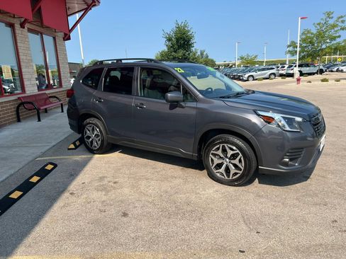 Used 2023 Subaru Forester Premium AWD/4WD image 3